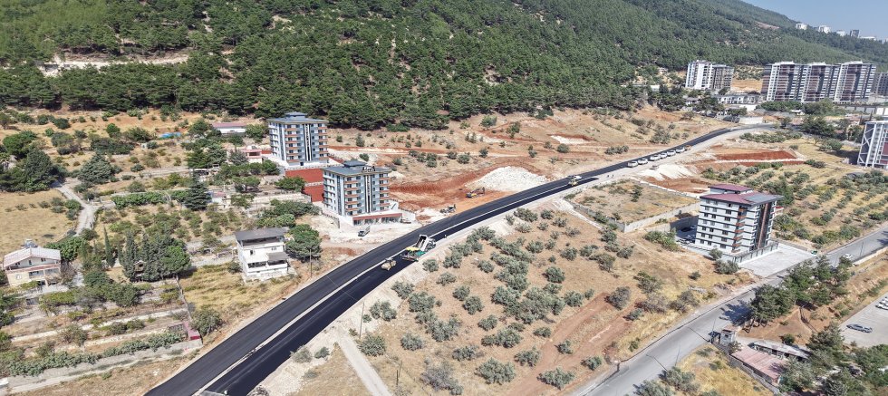 DOĞU-BATI ULAŞIMINA NEFES OLACAK GÜZERGÂHTA ASFALT MESAİSİ SÜRÜYOR