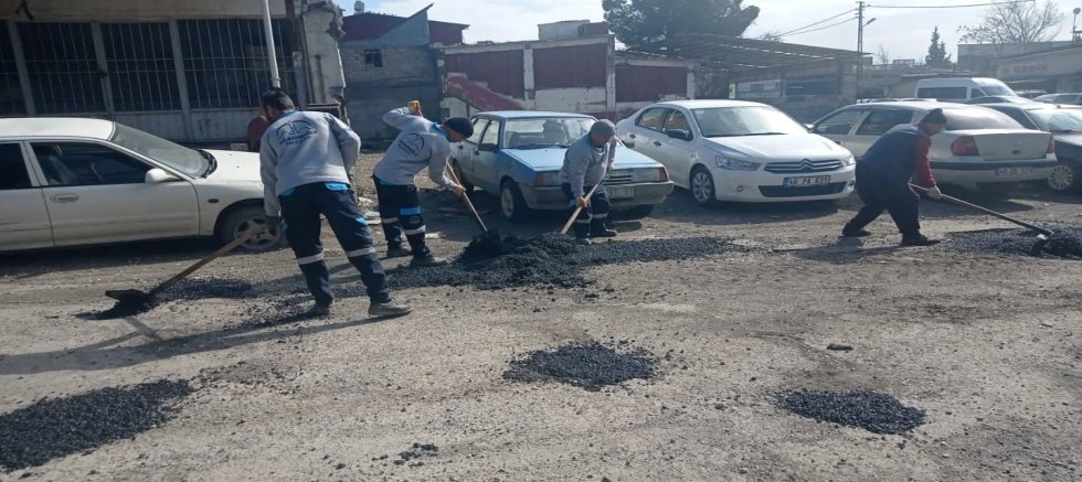DULKADİROĞLU BELEDİYESİ SANAYİ SİTESİ’NDE ASFALT YAMA ÇALIŞMALARINI SÜRDÜRÜYOR