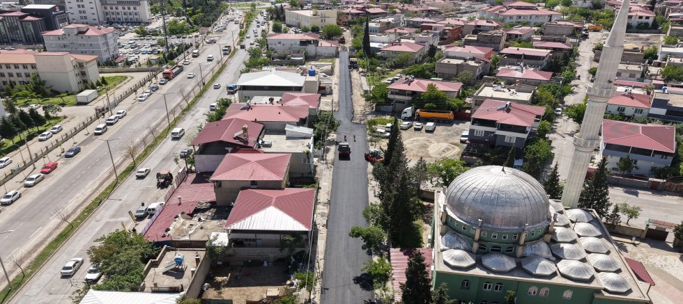 DULKADİROĞLU’NDA ASFALT SEFERBERLİĞİ SÜRÜYOR