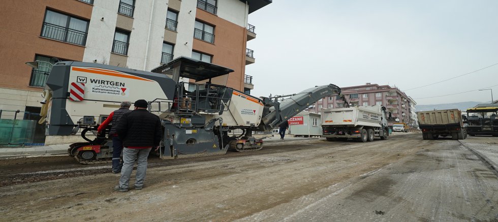 DULKADİROĞLU’NDA ASFALT YENİLEME HAMLESİNE DURMAKSIZIN DEVAM EDİYOR