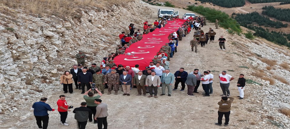 DÜNYANIN EN BÜYÜK TÜRK BAYRAĞINDA ANLAMLI 30 AĞUSTOS BAYRAĞA SAYGI YÜRÜYÜŞÜ