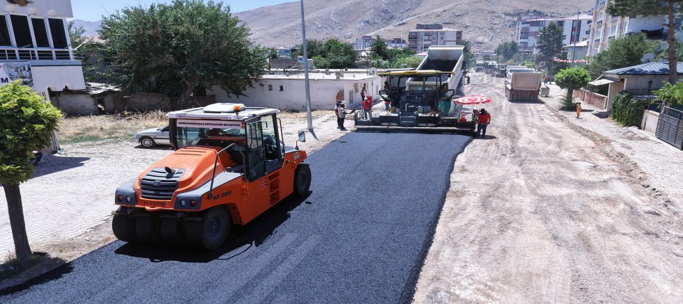 ELBİSTAN’IN CADDELERİ BÜYÜKŞEHİR YATIRIMLARIYLA YENİLENİYOR
