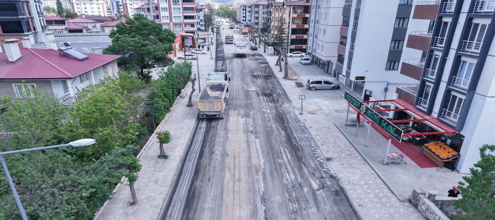 ELBİSTAN’IN CAN DAMARI PINARBAŞI CADDESİ BÜYÜKŞEHİRLE YENİLENİYOR
