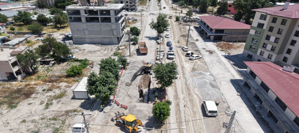 ELBİSTAN MALATYA CADDESİ'NDE ALTYAPI YENİLEME ÇALIŞMALARI ARALIKSIZ DEVAM EDİYOR