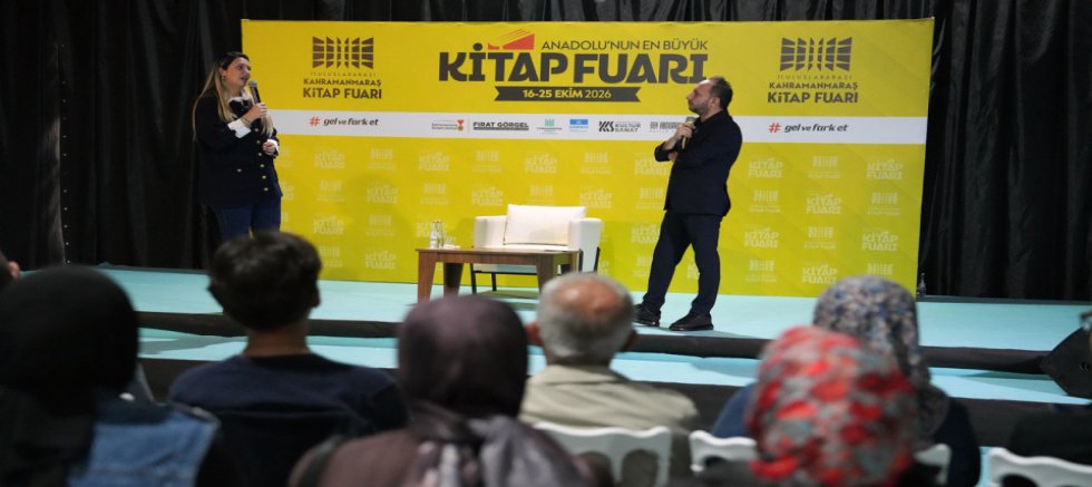 FULYA ÖZTÜRK VE TÜRKER AKINCI KİTAP FUARINDA SEVENLERİYLE BULUŞTU
