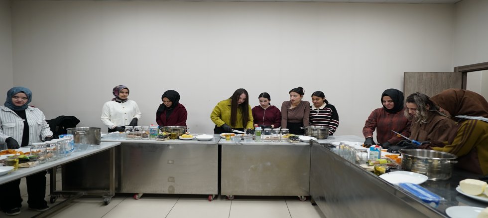 GELENEKSEL KÜLTÜRÜN LEZZETLİ HİKÂYESİ PUSULA MARAŞ’IN ATÖLYESİNDE YAZILDI