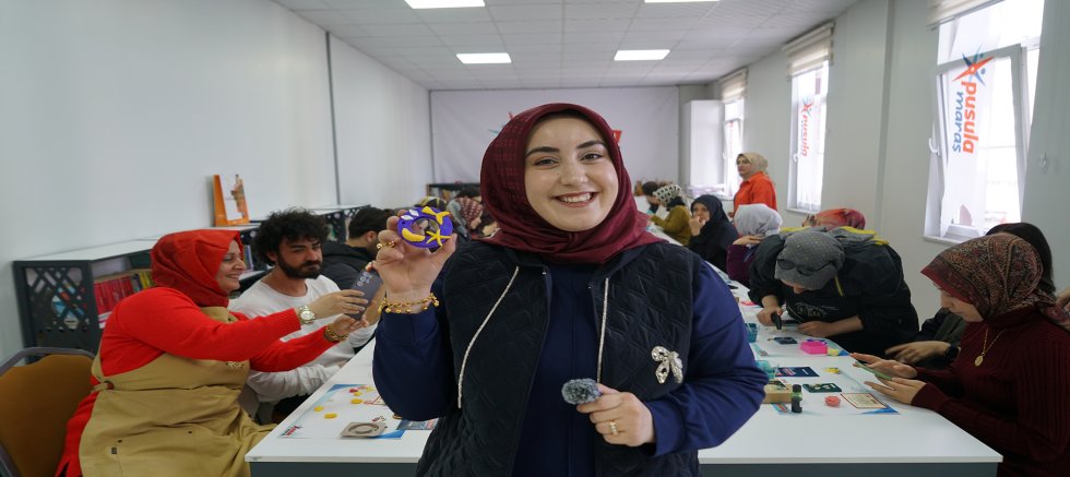 GENÇLER PUSULA MARAŞ’IN ATÖLYESİNDE HEM ÖĞRENDİ HEM ÜRETTİ