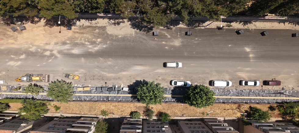 GİRNE CADDESİ’NDE DÖNÜŞÜM SÜRÜYOR; ASFALTIN ARDINDAN YÜRÜYÜŞ YOLLARI YAPILIYOR