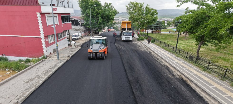 HACI BAYRAM VELİ MAHALLESİ’NDE 31015. SOKAK’IN ASFALTI TAMAM, SIRA AFŞİN BEY CADDESİ’NDE