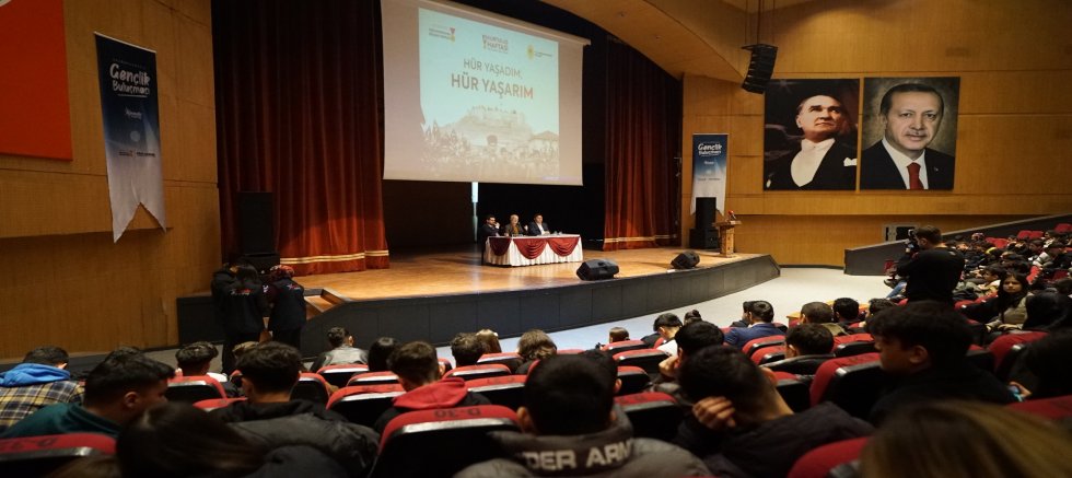 “HÜR YAŞADIM, HÜR YAŞARIM” KONFERANSI GENÇLERİ MİLLÎ MÜCADELE RUHU İLE BULUŞTURDU