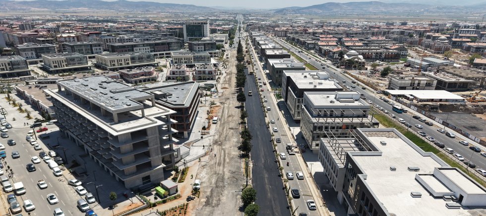 KAHRAMANMARAŞ AZERBAYCAN MAHALLESİ’NDE ASFALT MESAİSİ TÜM HIZIYLA SÜRÜYOR