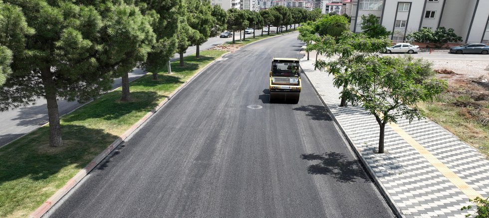 KAHRAMANMARAŞ BÜYÜKŞEHİR, AHIR DAĞI CADDESİ’NDE ASFALT MESAİSİNİ SÜRDÜRÜYOR
