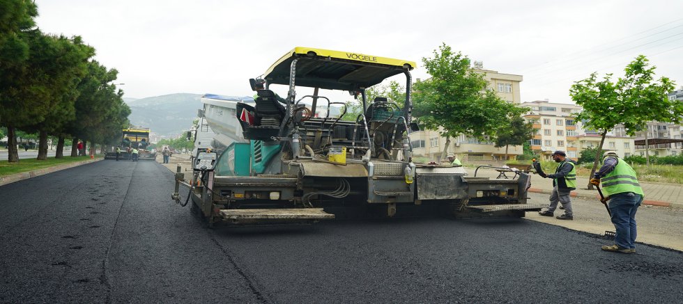 KAHRAMANMARAŞ BÜYÜKŞEHİR, AHIR DAĞI CADDESİ’NDE ASFALT SERİMİNE BAŞLADI