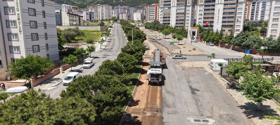 KAHRAMANMARAŞ BÜYÜKŞEHIR, AHIR DAĞI CADDESI’NI ASFALTA HAZIRLIYOR