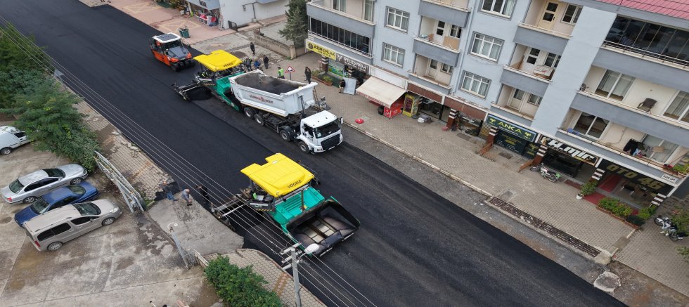 KAHRAMANMARAŞ BÜYÜKŞEHİR, ALTYAPI SONRASI ASFALT YATIRIMLARINI DURMAKSIZIN SÜRDÜRÜYOR