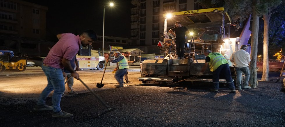 KAHRAMANMARAŞ BÜYÜKŞEHİR, ASFALT MESAİSİNİ GECE GÜNDÜZ KESİNTİSİZ SÜRDÜRÜYOR