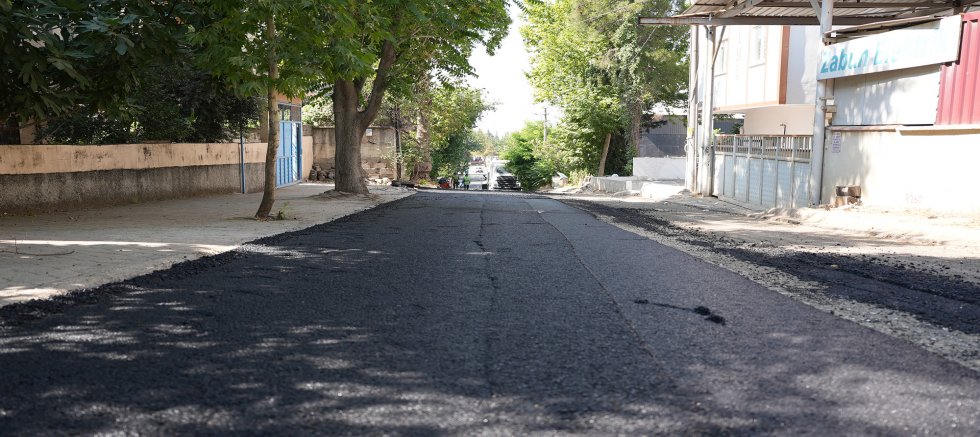 KAHRAMANMARAŞ BÜYÜKŞEHİR, BAHÇELİEVLER’İ SOKAK SOKAK, CADDE CADDE SICAK ASFALTLA BULUŞTURUYOR