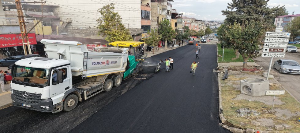 KAHRAMANMARAŞ BÜYÜKŞEHİR BAYAZITLI BULVARI’NDA ASFALT MESAİSİNİ SÜRDÜRÜYOR
