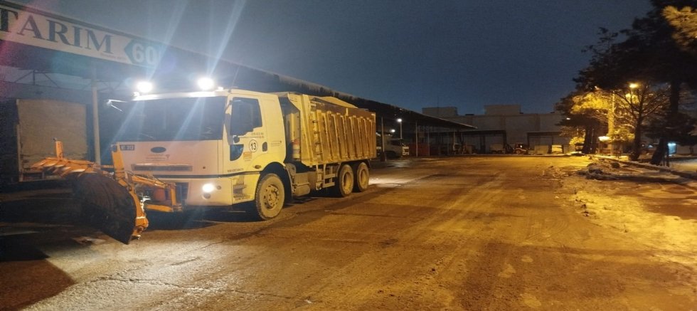 KAHRAMANMARAŞ BÜYÜKŞEHİR BELEDİYESİ’NDEN MERKEZDEN KIRSALA KESİNTİSİZ KARLA MÜCADELE