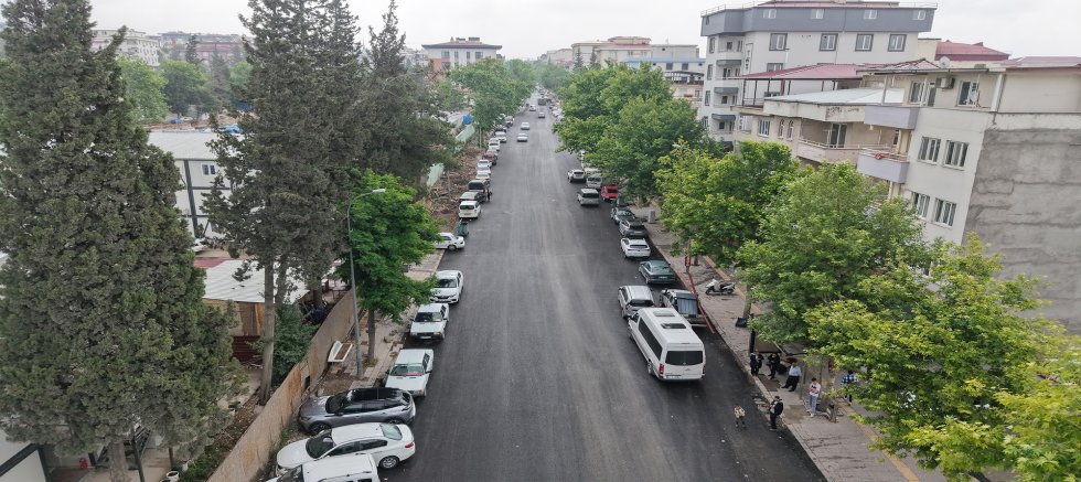 KAHRAMANMARAŞ BÜYÜKŞEHİR, CAHİT ZARİFOĞLU CADDESİ’NİN ASFALTINI BAŞTAN UCA YENİLEDİ