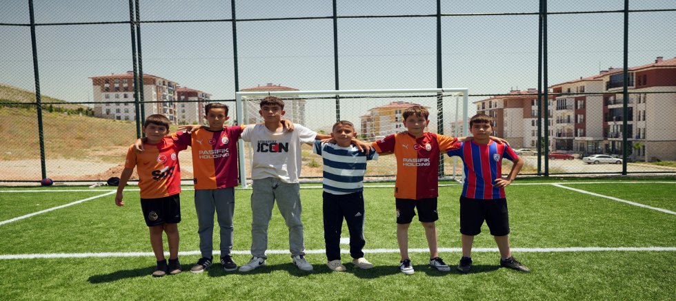 KAHRAMANMARAŞ BÜYÜKŞEHİR’DEN AFŞİN’E 3 YENİ HALI SAHA, ÇOCUKLARA YENİ OYUN ALANI