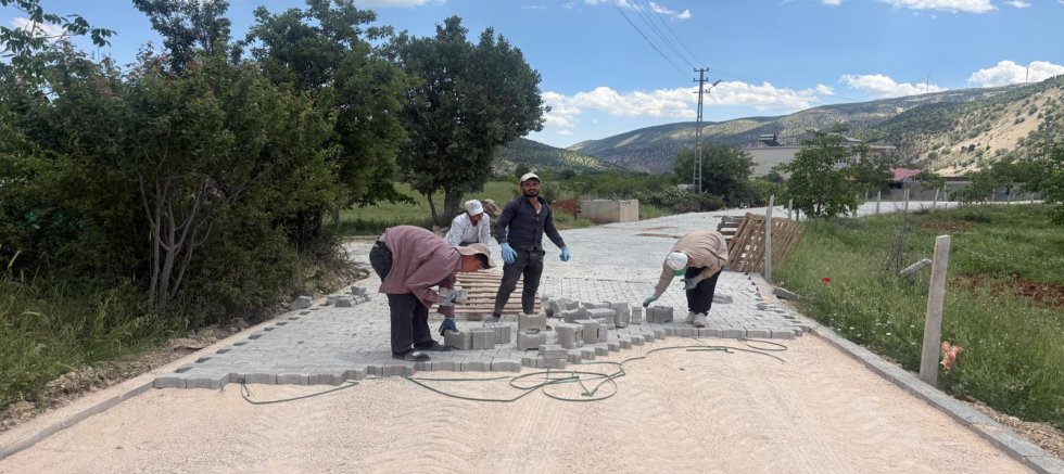 KAHRAMANMARAŞ BÜYÜKŞEHİR’DEN ÇAĞLAYANCERİT KIRSALINA 3 BİN METREKARELİK KİLİT PARKE