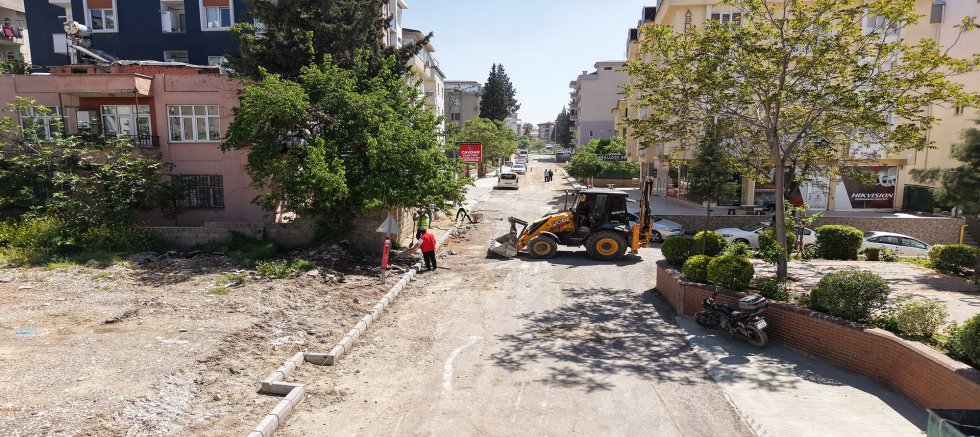 KAHRAMANMARAŞ BÜYÜKŞEHİR’DEN DULKADİROĞLU EGEMENLİK MAHALLESİ’NDE CADDE VE SOKAK YENİLEME ÇALIŞMASI