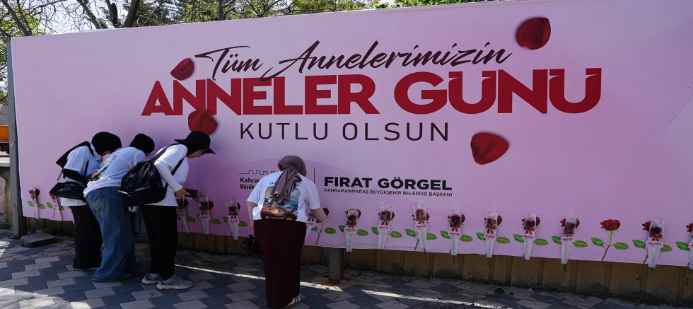 KAHRAMANMARAŞ BÜYÜKŞEHİR’DEN DUYGU DOLU JEST; AÇIK HAVA PANOLARI SEVGİYLE DOLDU
