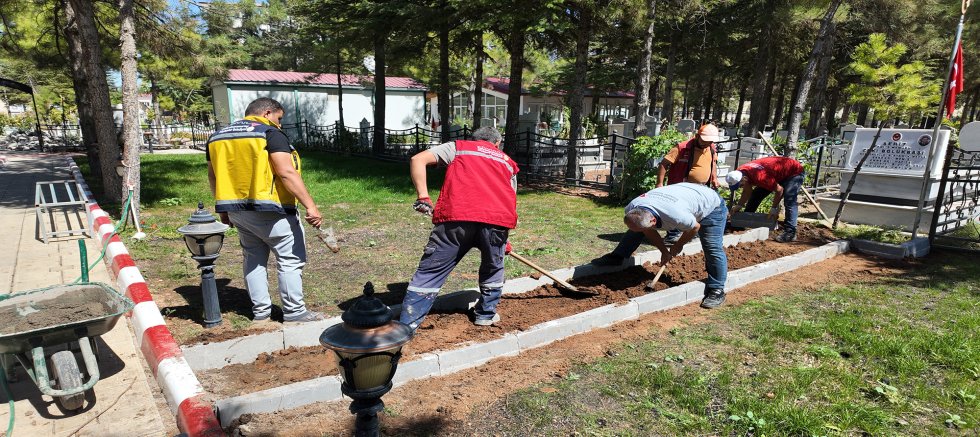 KAHRAMANMARAŞ BÜYÜKŞEHİR’DEN ELBİSTAN HOCAZADE VE GARİPLİK MEZARLIKLARINDA BAKIM MESAİSİ