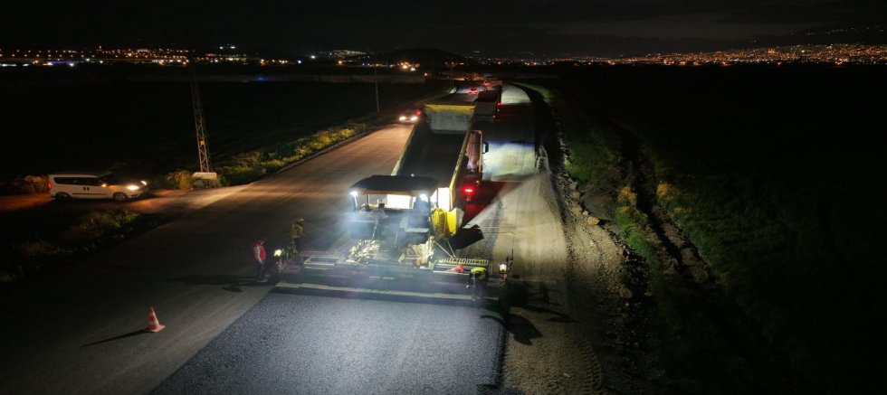 KAHRAMANMARAŞ BÜYÜKŞEHİR’DEN ELMALAR YOLUNDA KESİNTİSİZ ASFALT MESAİSİ