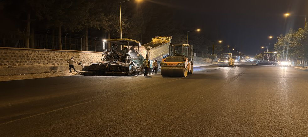 KAHRAMANMARAŞ BÜYÜKŞEHİR’DEN GİRNE CADDESİ’NDE GECE ASFALT MESAİSİ