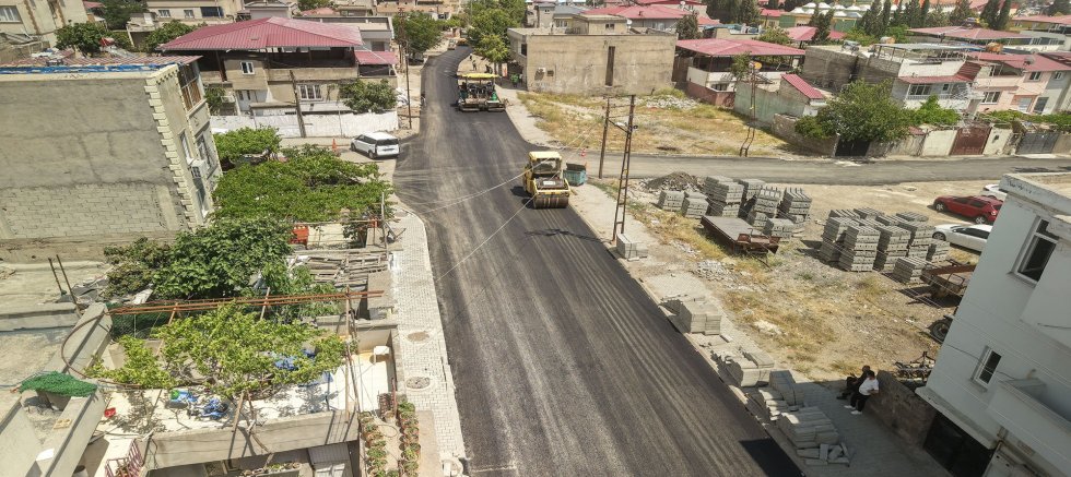 KAHRAMANMARAŞ BÜYÜKŞEHİR’DEN HAYDARBEY CADDESİ’NDE ASFALT MESAİSİ