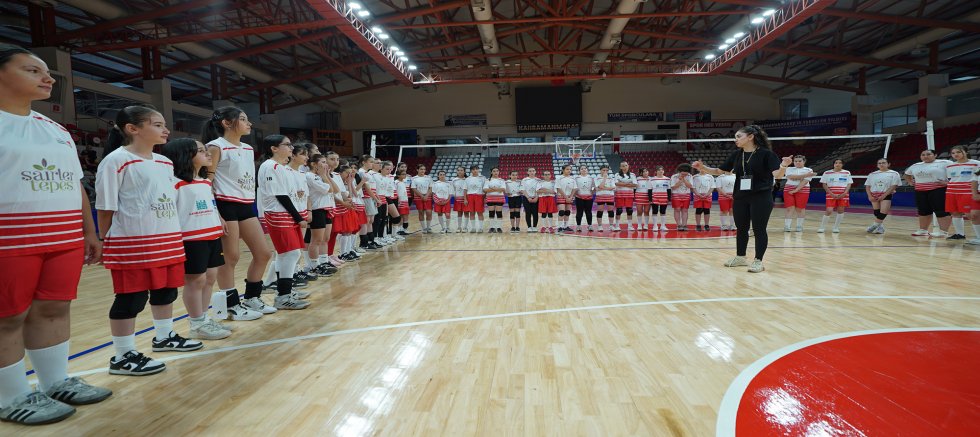 KAHRAMANMARAŞ BÜYÜKŞEHİR’DEN KADIN VOLEYBOLUNA GÜÇLÜ ALTYAPI DESTEĞİ