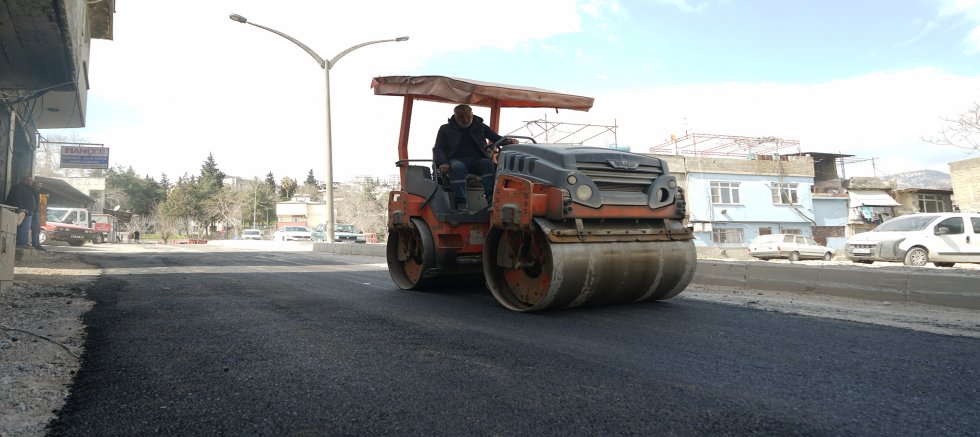 KAHRAMANMARAŞ BÜYÜKŞEHİR’DEN KUDDUSİ BABA VE TRABZON BULVARLARINDA ASFALT ÇALIŞMASI
