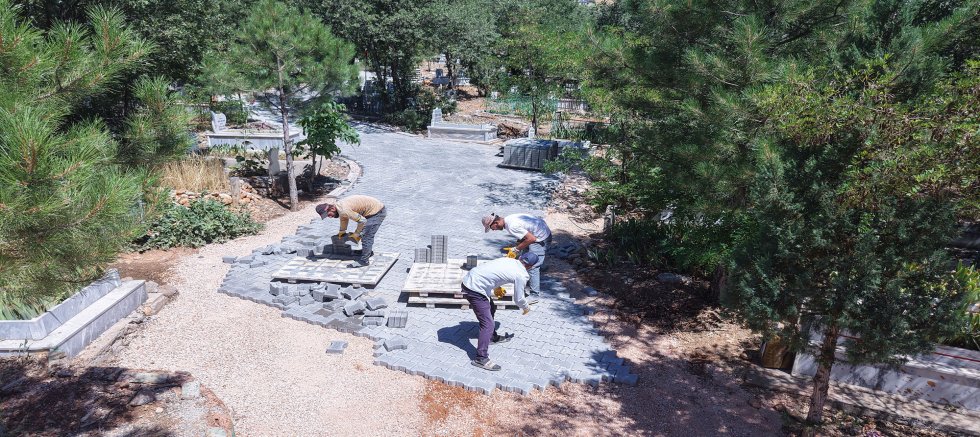 KAHRAMANMARAŞ BÜYÜKŞEHİR’DEN NURHAK’TA MEZARLIK DÜZENLEMESİ