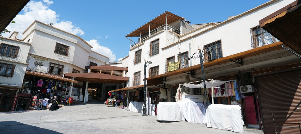 KAHRAMANMARAŞ BÜYÜKŞEHİR’DEN SARAÇHANE MEYDANI’NA TARİHLE UYUMLU DÜZENLEME