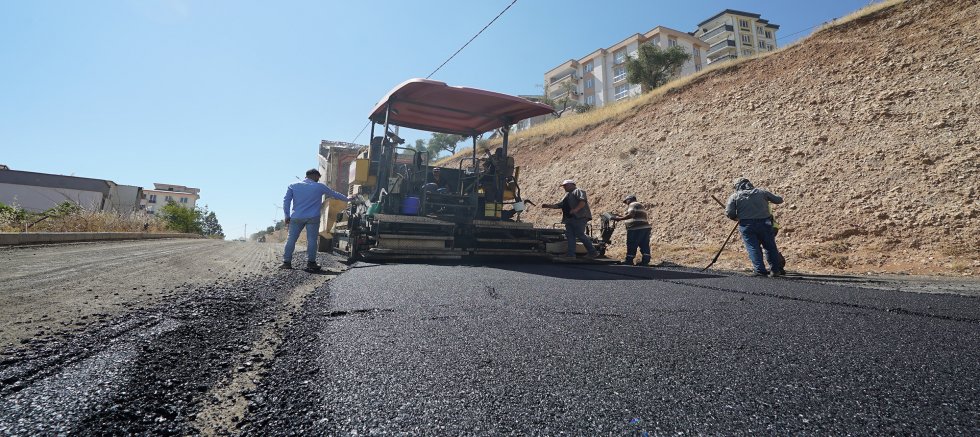 KAHRAMANMARAŞ BÜYÜKŞEHİR, DULKADİROĞLU ASLANBEY’DE ASFALT MESAİSİNİ DURMAKSIZIN SÜRDÜRÜYOR