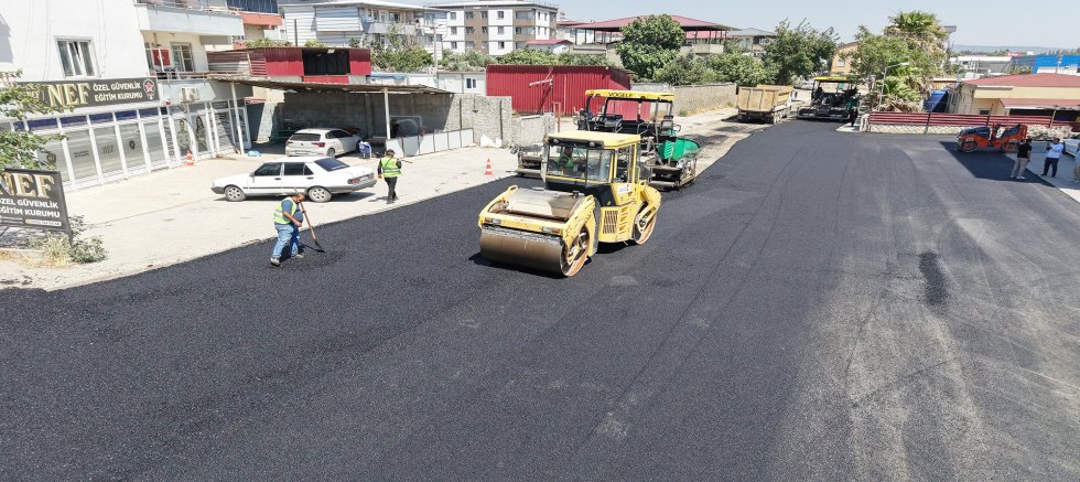 KAHRAMANMARAŞ BÜYÜKŞEHİR, DULKADİROĞLU’NDA ASFALT MESAİSİNİ KESİNTİSİZ SÜRDÜRÜYOR