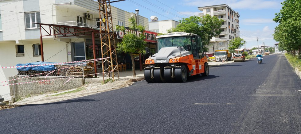 KAHRAMANMARAŞ BÜYÜKŞEHİR, DULKADİROĞLU’NDA ŞEYH ŞAMİL VE VEZİR HOCA BULVARLARINI SICAK ASFALTLA BULUŞTURUYOR
