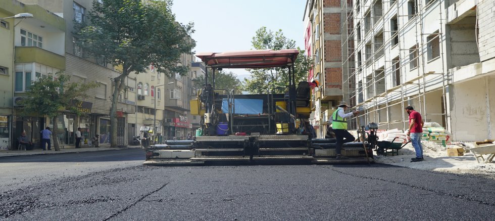 KAHRAMANMARAŞ BÜYÜKŞEHİR, DULKADİROĞLU’NDA SOKAK SOKAK ASFALT MESAİSİNİ SÜRDÜRÜYOR