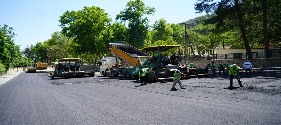 KAHRAMANMARAŞ BÜYÜKŞEHİR, DULKADİROĞLU PINARBAŞI CADDESİ’NDE ASFALT MESAİSİNE BAŞLADI