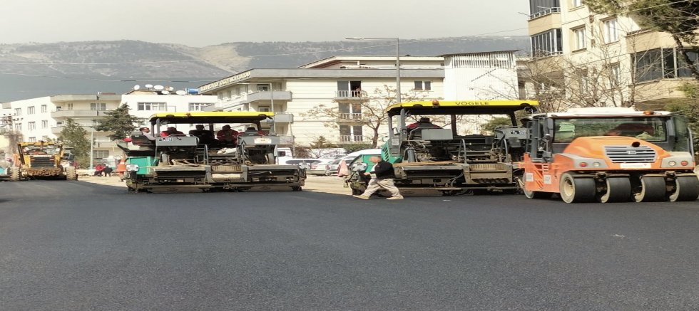 KAHRAMANMARAŞ BÜYÜKŞEHİR, DULKADİROĞLU YENİŞEHİR MAHALLESİ’NDE ASFALT SEFERBERLİĞİNİ SÜRDÜRÜYOR