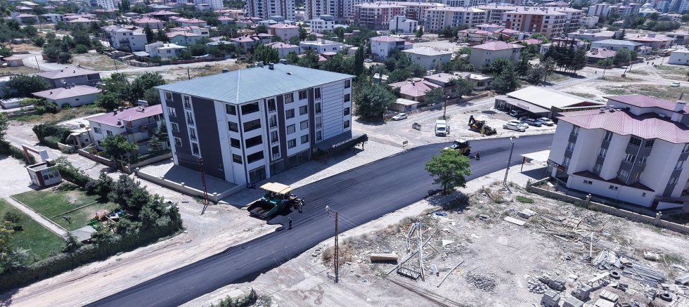 KAHRAMANMARAŞ BÜYÜKŞEHİR, ELBİSTAN KÜMBET CADDESİ’Nİ YENİ GÖRÜNÜMÜNE KAVUŞTURUYOR