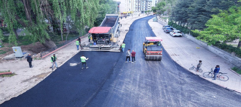 KAHRAMANMARAŞ BÜYÜKŞEHİR, ELBİSTAN PINARBAŞI CADDESİ’NDE ASFALT SERİMİNE BAŞLADI