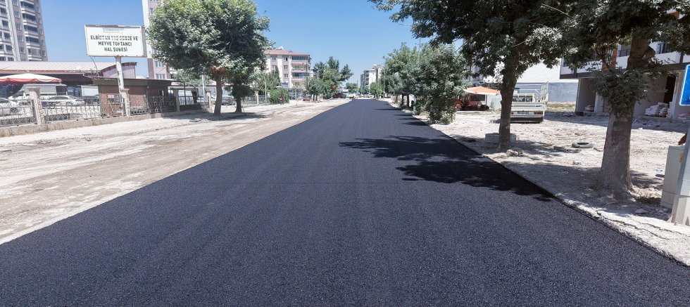 KAHRAMANMARAŞ BÜYÜKŞEHİR, ELBİSTAN SÖĞÜTLÜ CADDESİ’Nİ MODERN GÖRÜNÜMÜNE KAVUŞTURUYOR