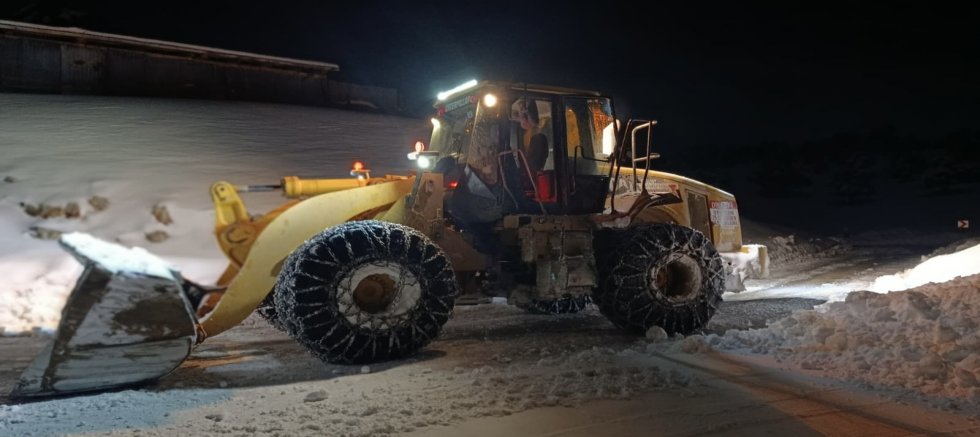 KAHRAMANMARAŞ BÜYÜKŞEHİR, GÖKSUN KIRSALINDA KAR MESAİSİNİ SÜRDÜRÜYOR