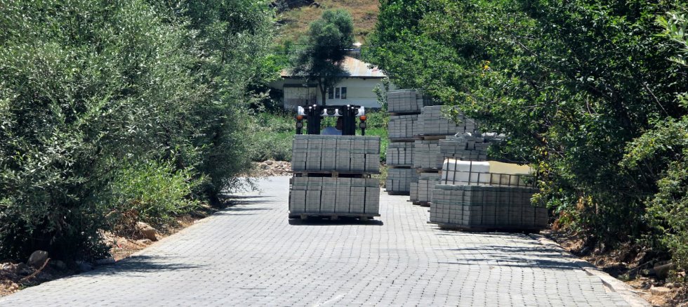 KAHRAMANMARAŞ BÜYÜKŞEHİR, GÖKSUN KIRSALINDA ULAŞIM KONFORUNU YÜKSELTİYOR