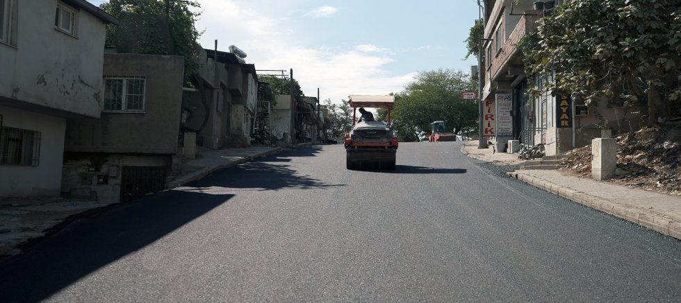 KAHRAMANMARAŞ BÜYÜKŞEHİR’İN ASFALT MESAİSİ SOKAK SOKAK, CADDE CADDE DEVAM EDİYOR