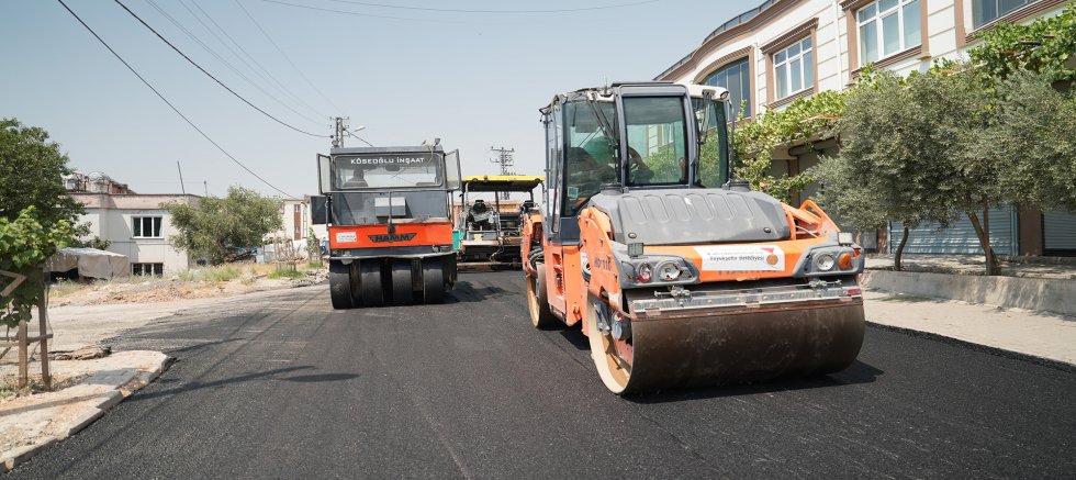 KAHRAMANMARAŞ BÜYÜKŞEHİR’İN ASLANBEY MAHALLESİ’NDE ASFALT MESAİSİ SÜRÜYOR