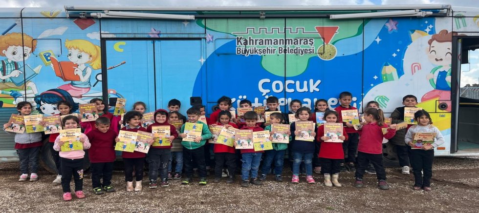 KAHRAMANMARAŞ BÜYÜKŞEHİR’İN MOBİL KÜTÜPHANESİ MART’TA YÜZLERCE ÇOCUĞA ULAŞTI